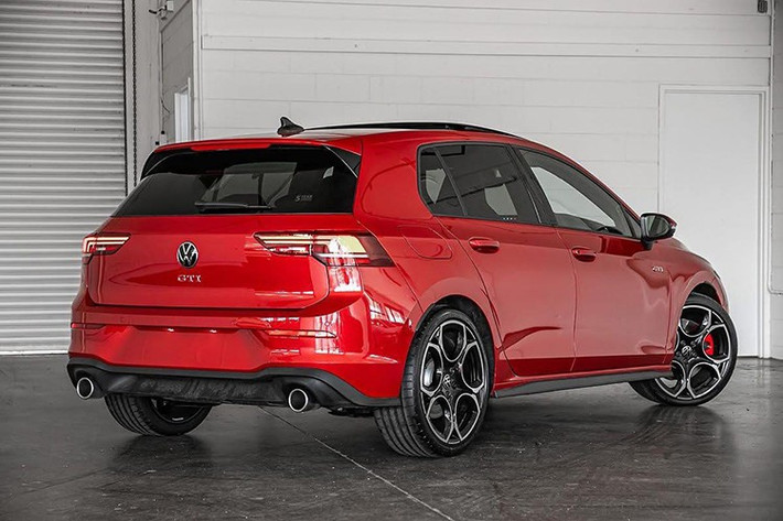 Volkswagen Golf được định vị ở phân khúc C, song kích thước thực tế chỉ ngang các mẫu hatchback cỡ B+. Xe dài 4.282 mm, rộng 1.789 mm và trục cơ sở 2.636 mm, nhỏ hơn đáng kể so với Honda Civic (4.681 mm dài, 1.802 mm rộng, 2.735 mm trục cơ sở).