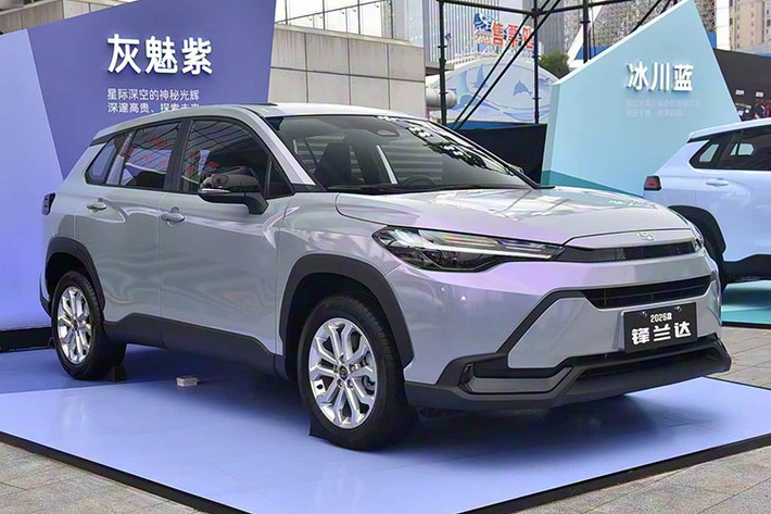 Toyota Corolla Cross vốn được thiết kế để phù hợp với nhiều thị trường trên thế giới. Tuy nhiên, tại thị trường tỷ dân Trung Quốc, mẫu SUV cỡ B này phải đối mặt với một thách thức riêng, đó là quy định yêu cầu các hãng xe nước ngoài phải bán các phiên bản sản xuất nội địa thông qua những liên doanh riêng biệt - chính vì lẽ đó, Toyota Frontlander 2026 ra đời.