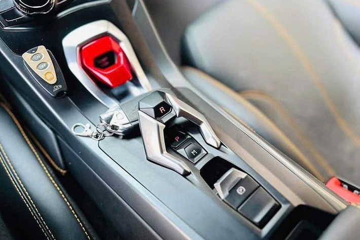 Lamborghini Huracan LP610-4 đang được rao bán với mức giá 8,5 tỷ đồng trong bài sở hữu động cơ V10, dung tích 5.2 lít, sản sinh công suất tối đa 610 mã lực tại vòng tua máy 8.250 vòng/phút và mô-men xoắn cực đại 560 Nm tại vòng tua máy 6.500 vòng/phút.
