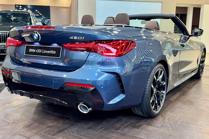 Dưới nắp ca-pô của BMW 430i Convertible 2025 vẫn là khối động cơ I4 2.0L tăng áp, sản sinh công suất 258 mã lực và mô-men xoắn cực đại 400 Nm. Sức mạnh được truyền qua hộp số tự động 8 cấp đến cầu sau, cho khả năng tăng tốc từ 0-100 km/h chỉ trong 2,4 giây, tốc độ tối đa giới hạn điện tử 250 km/h.