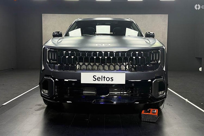 Sau khi mở bán tại thị trường Ấn Độ ngay đầu tháng 1/2026, Kia sẽ triển khai ra mắt Seltos 2027 lần lượt tại Hàn Quốc, Bắc Mỹ, châu Âu và Trung Quốc trong suốt năm 2026. Phiên bản tại Mỹ dự kiến được phân phối dưới tên gọi Seltos 2027. Dự đoán mẫu xe này cũng sẽ sớm lắp ráp tại Việt Nam.