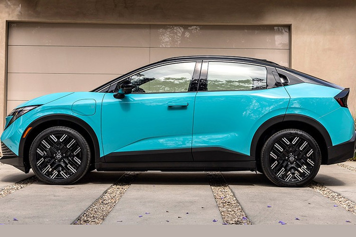 Với mức giá này, xe rẻ hơn đến 4.630 USD so với bản S+ và thậm chí còn rẻ hơn 2.780 USD so với Nissan Leaf bản tiêu chuẩn cũ. Đáng chú ý hơn, Nissan Leaf còn giành danh hiệu mẫu ô tô điện rẻ nhất tại thị trường Mỹ. Nhiều khả năng xe sẽ giữ được vị trí này trong một thời gian dài.