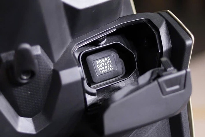 Ngoài ra, xe còn đi kèm nhiều trang bị tiện ích đáng chú ý như cổng sạc điện thoại, cốp chứa đồ dưới yên xe dung tích 12 lít với nút mở One-Touch tiện dụng, cùng móc treo đồ tích hợp ở phần tay lái trước.