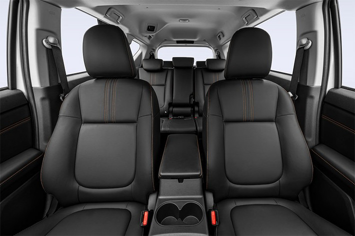 Toàn bộ ghế được bọc da cao cấp, dễ vệ sinh, với điểm khác biệt ở phối màu: Xpander mang tông đen sang trọng, còn Xpander Cross gây ấn tượng với hai tông đỏ – đen kết hợp công nghệ giảm hấp thụ nhiệt.