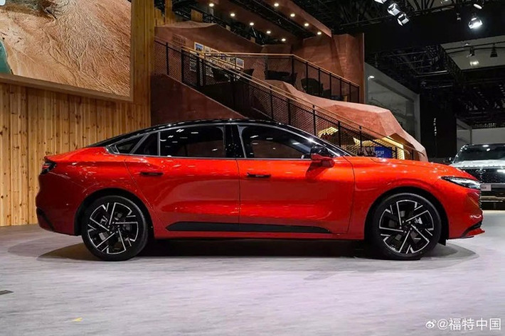 Thay đổi đáng chú ý nhất của Ford Mondeo 2026 nằm ở phần đầu và đuôi xe. Theo đó, xe được bổ sung cụm đèn pha mới có hình dáng gọn gàng hơn, đi kèm đồ họa LED hiện đại. Chi tiế này giúp xe trông giống phiên bản 4 cửa của Ford Mustang. Cụm đèn mới được đặt hai bên lưới tản nhiệt rộng hơn, nối liền với hốc gió thể thao hơn trên cản trước.