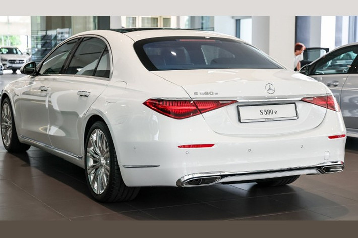 Hai bên thân mẫu xe sedan hạngn sang Mercedes-Benz S580e 2026 đặt logo EQ Hybrid, phù hợp với định hướng tái cấu trúc danh mục xe EV và PHEV của Mercedes-Benz, dù đi kèm tên gọi dài dòng “with EQ Hybrid Technology”.