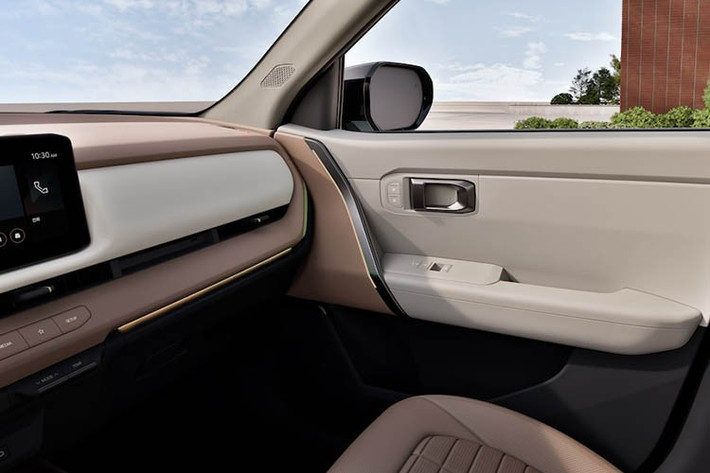 Vật liệu trong cabin được nâng cấp với các chi tiết mềm mại, họa tiết cao cấp và đường chỉ khâu tinh tế. Phiên bản GT-Line có nội thất hai tông màu, cụm điều hòa mới, bàn đạp kim loại, vô lăng vát đáy tích hợp nút bấm, cùng các hộc chứa đồ tiện lợi hơn.