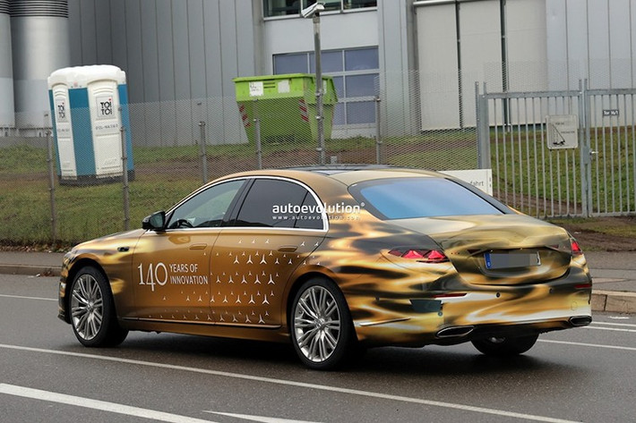 Chi tiết về hệ động lực vẫn chưa được tiết lộ, nhưng dự kiến S-Class sẽ vẫn giữ lại các lựa chọn động cơ cũ dưới nắp ca-pô. Bên trong, thiết lập táp-lô Hyperscreen với 3 màn hình lớn nối liền nhau sẽ được Mercedes lắp cho S-Class từ EQS điện.