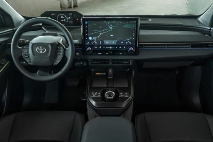 Bên trong khoang cabin của bZ4X nổi bật với các trang bị tiện ích hiện đại như: bảng đồng hồ kỹ thuật số 7 inch và màn hình giải trí 14 inch đặt nổi trung tâm, hỗ trợ kết nối Apple CarPlay và Android Auto không dây.