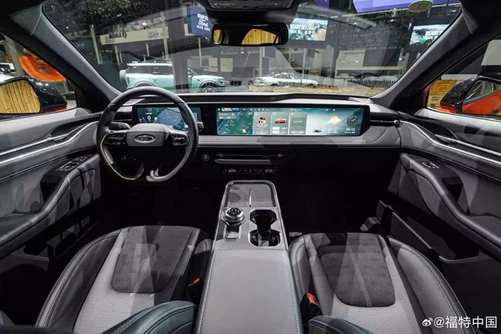 Bên trong xe là không gian nội thất rộng rãi với thiết kế tổng thể gần như giữ nguyên. Xe được trang bị bảng đồng hồ kỹ thuật số 12,3 inch và màn hình thông tin giải trí 27 inch trải dài trên mặt táp-lô. Tuy nhiên, khoang lái nay sử dụng thế hệ tiếp theo của hệ điều hành SYNC+ và được trang bị chip Snapdragon 8155 hiện đại hơn.