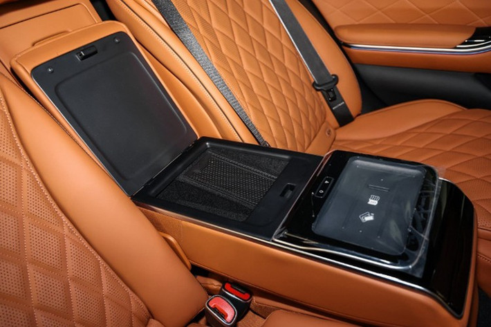 Ở khoang thương gia phía sau, khách hàng được trang bị ghế Executive có ottoman, có chức năng massage mở rộng xuống bắp chân, màn hình giải trí kép 11,6 inch, tai nghe không dây cùng một tablet điều khiển 7,4 inch. Rèm che nắng điện, đèn nền chủ động và cửa khoang hành lý vận hành điện tiếp tục được giữ lại.