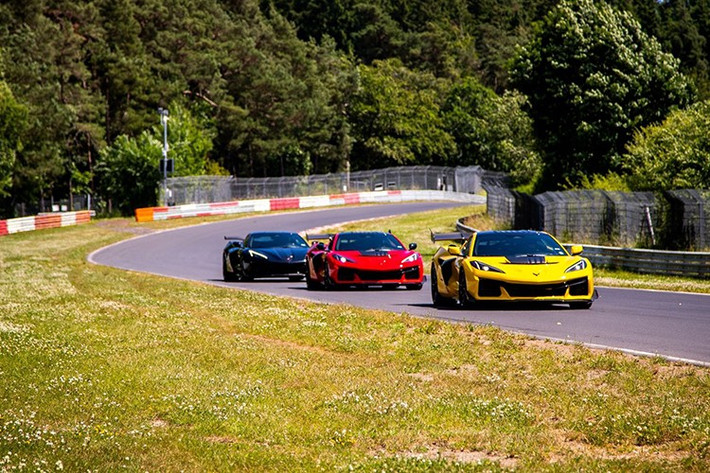 Đầu tiên, thành tích 6:52.072 vòng đua của Ford Mustang GTD đã được thực hiện nhờ tay lái Dirk Muller, một tay đua am hiểu mọi ngóc ngách của đường đua 'Ring' như lòng bàn tay.