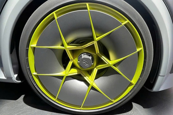 Tuy nhiên, những yếu tố như bộ khuếch tán gió, cánh gió trong suốt hay vòm bánh xe mở rộng có thể sẽ xuất hiện trên phiên bản hiệu năng cao Ioniq 3 N.