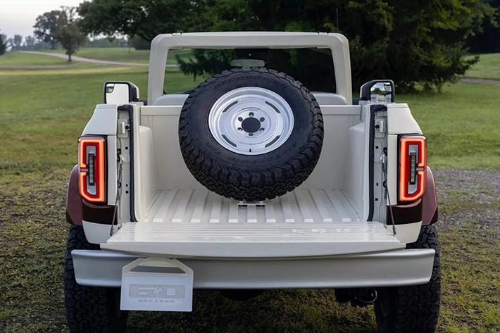 Chiếc xe ấy không chỉ là nguồn cảm hứng mà còn là sợi dây kết nối trực tiếp với DNA thiết kế nguyên bản của Bronco, dẫn dắt đội ngũ Ford tạo ra "Bronco Roadster Concept". Mẫu xe này không sản xuất đại trà mà chỉ là lời tri ân đến lịch sử phát triển, hình thành của Bronco.