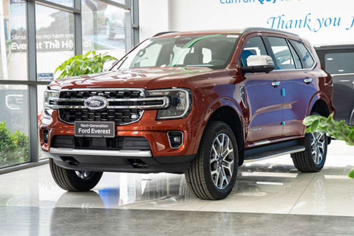 8. Ford Everest: 1.069 xe Thêm một mẫu xe Ford góp mặt trong danh sách này, đó là Everest. Xe đạt doanh số 1.069 xe bán ra trong tháng , tăng 16 so với tháng trước đó. Kết quả này nâng doanh số Everest sau 9 tháng đã qua của năm 2025 lên mức 8.345 xe. Như vậy, Everest cùng với Ranger đang là hai mẫu xe Ford hút khách nhất Việt Nam.