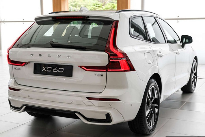 Mức giá xe Volvo XC60 2025 cho phiên bản B5 AWD Core có giá 328.888 ringgit, (tương đương hơn 2 tỷ đồng). Phiên bản T8 AWD Ultimate có giá 362.888 ringgit, khoảng (khoảng 2,26 tỷ đồng).