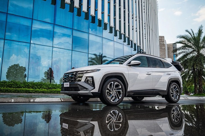 10. Hyundai Tucson: 952 xe Sau ba tháng vắng bóng, Hyundai Tucson góp mặt trở lại top ôtô bán chạy nhất Việt Nam. Doanh số mẫu xe này đạt 952 xe trong tháng 9/2025, tăng 334 xe so với tháng 8, đồng thời trở thành mẫu xe hút khách nhất của Hyundai tại Việt Nam hiện nay. Hyundai Tucson cũng được lắp ráp tại Việt Nam, phân phối 4 phiên bản, có giá 769 - 989 triệu đồng.