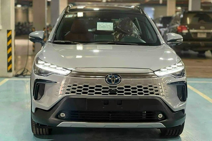 9. Toyota Corolla Cross: 984 xe Toyota Corolla Cross tiếp tục góp mặt trong top 10 ôtô dùng động cơ đốt trong bán chạy nhất tháng 9/2025 với doanh số đạt 984 xe, tăng 311 xe so với tháng trước đó. Chính sách ưu đãi từ nhà phân phối cộng với lợi thế về thiết kế thời trang, không gian rộng rãi, vận hành bền bỉ, tiết kiệm… giúp Toyota Corolla Cross được khách hàng ưa chuộng.