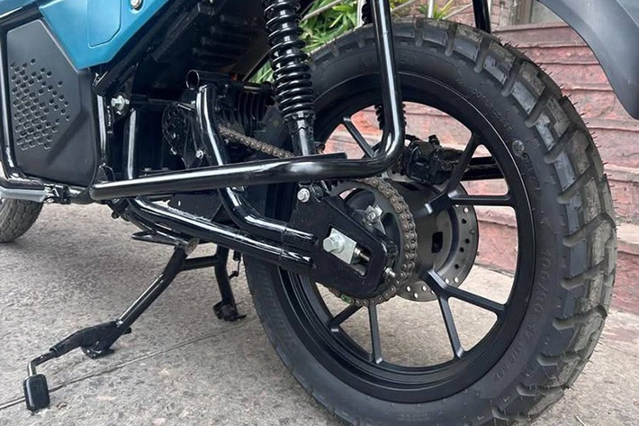Hệ thống phanh trước và sau, mâm trước 19 inch, mâm sau 17 inch, khoang chứa đồ tại vị trí bình xăng có dung tích 5 lít, hệ thống pin tháo rời, có thể hoán đổi tại 150 trạm đổi pin được bố trí ở các thành phố lớn tại Ấn Độ.