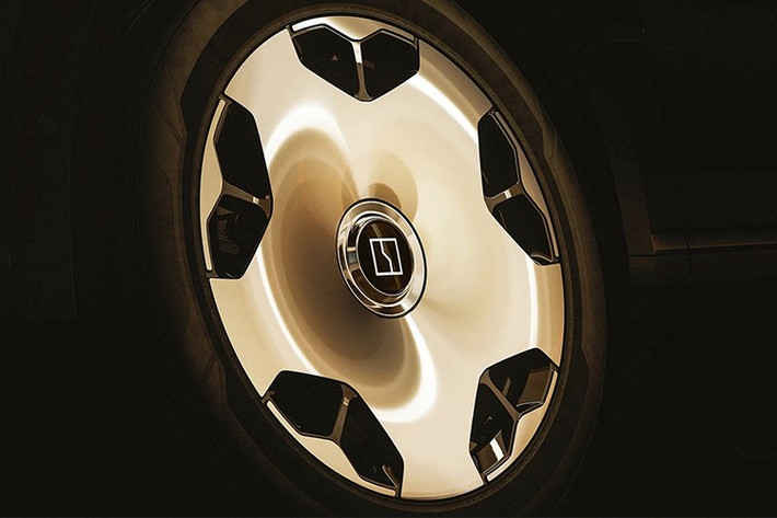 Lưới tản nhiệt của Zeekr 9X là loại đơn khối lớn nhất thế giới, với chiều rộng đáy đạt 1.245 mm. Trong khi đó, nắp capo dạng vỏ sò có diện tích lên đến 2,15 m², cũng được hãng tuyên bố là lớn nhất trong ngành công nghiệp ôtô hiện nay.