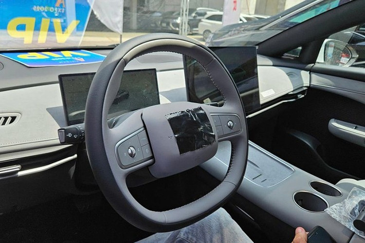 Nội thất Nissan N7 mang phong cách thiết kế hiện đại, khác biệt rõ rệt so với các mẫu xe truyền thống của Nissan. Khoang lái được số hóa gần như hoàn toàn, có màn hình giải trí trung tâm kích thước 15,6inch có độ phân giải 2,5K, sử dụng bộ vi xử lý Qualcomm Snapdragon 8295P.