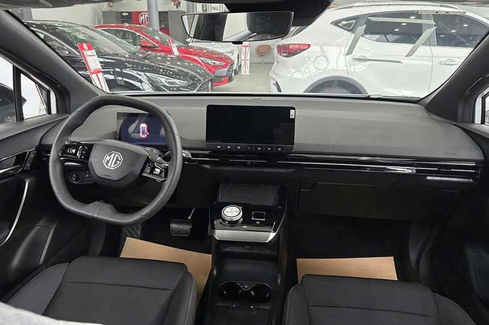 Được nhập khẩu nguyên chiếc từ Trung Quốc, MG4 chạy điện ra đời dựa trên nền tảng Modular Scalable Platform (MSP). Xe sở hữu kích thước dài x rộng x cao lần lượt là 4.287 x 1.836 x 1.504 mm và chiều dài cơ sở 2.705 mm.