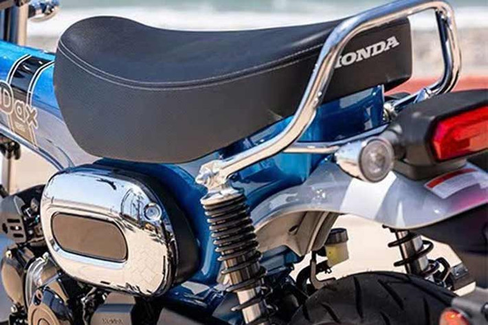 Xe có khối lượng chỉ 107 kg, chiều cao yên 775 mm, phù hợp với nhiều vóc dáng người lái. Hệ thống phanh trước và sau đều là phanh đĩa, đi kèm ABS ở bánh trước, giúp tăng độ an toàn khi sử dụng thực tế.