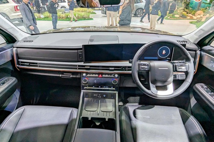 Bên trong khoang cabin, mẫu xe SUV Hyundai SantaFe Hybrid 2026 sở hữu hàng loạt trang bị tiện ích hiện đại như: màn hình trung tâm 12,3 inch hỗ trợ Apple CarPlay và Android Auto không dây, 6 cổng USB-C, sạc không dây và hệ thống âm thanh 6 loa.