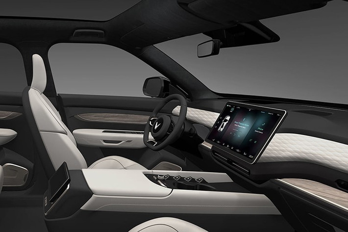 Đằng sau xe còn có hai dải đèn nằm dọc đặt ở chính giữa cửa cốp. Tiếp đến là một mẫu sedan với thiết kế tương tự mẫu SUV kể trên. Có vẻ như đây chỉ là phiên bản gầm thấp của mẫu SUV cỡ lớn mới nhà VinFast.