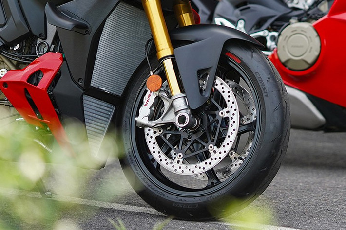 Ducati trang bị Streetfighter V4 S 2025 như một chiếc superbike naked thực thụ, với gói điện tử Ducati Vehicle Observer (DVO) sử dụng AI từ 70 cảm biến ảo để dự đoán và điều chỉnh thời gian thực. Xe được trang bị phuộc trước Öhlins NIX30 S-EC 3.0 (hành trình 120 mm) và giảm xóc sau Öhlins TTX36 S-EC 3.0.