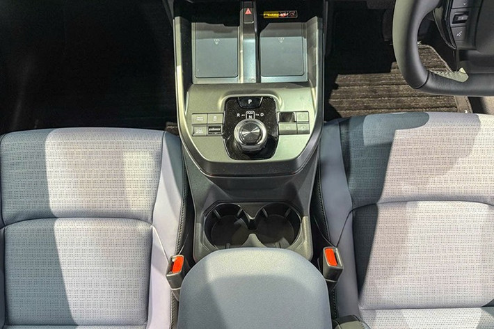 Phiên bản Trailseeker Limited có giá 43.995 USD (tương đương 1,149 tỷ đồng) được bổ sung mâm 20 inch, cốp rảnh tay, ghế sau sưởi, ghế phụ chỉnh điện, vô lăng sưởi và dàn âm thanh cao cấp Harman Kardon.