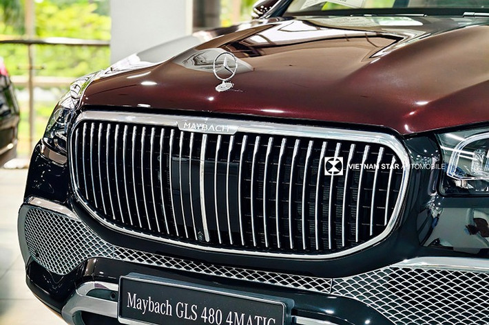 Đây không phải là tùy chọn phổ thông mà là sản phẩm thủ công trên Maybach GLS 480 bản đặc biệt này đến từ những nghệ nhân lành nghề của Mercedes-Maybach. Việc hoàn thiện màu sơn yêu cầu độ chính xác cao và thời gian thi công kéo dài.