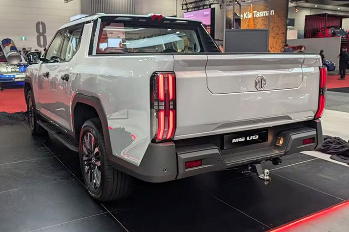 Điểm khác biệt lớn nhất ở ngoại hình U9 nằm ở lưới tản nhiệt kích thước lớn với nhiều chi tiết mạ crôm, logo MG đặt chính giữa. Phần cản trước được tinh chỉnh tạo vẻ mạnh mẽ, trong khi phía sau có cửa hậu chỉnh điện tích hợp bậc lên xuống, thuận tiện cho việc ra vào thùng xe.