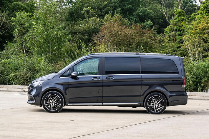So với Toyota Alphard – đối thủ trực tiếp trong phân khúc MPV hạng sang có giá 4,51-4,615 tỷ đồng tại Việt Nam hiện nay, Mercedes-Benz V-Class 2025 mới rẻ hơn hơn 1 tỷ đồng, tạo lợi thế cạnh tranh lớn.