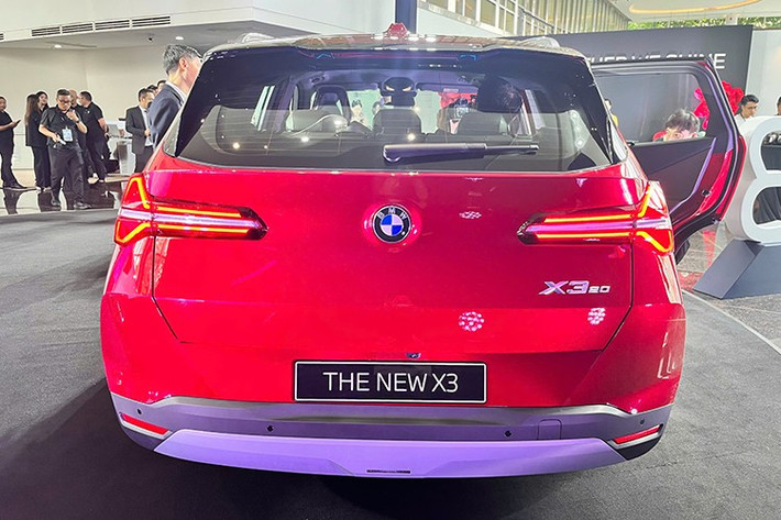 Diện mạo của mẫu xe SUV hạng sang BMW X3 2025 được làm mới theo hướng góc cạnh và thể thao hơn. Lưới tản nhiệt lớn được viền đèn LED phát sáng - chi tiết chưa từng có trên thế hệ trước. Đèn chiếu sáng LED trước và sau cũng có thiết kế lại với đồ họa sắc nét hơn.