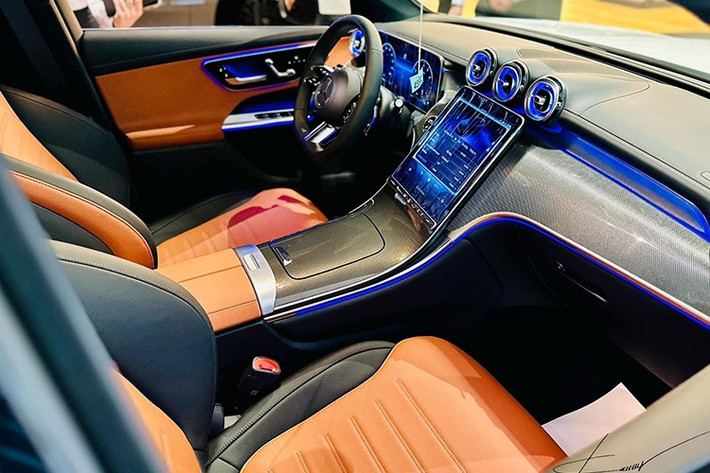 Chưa hết, Mercedes-Benz GLC 200 4Matic còn có vô lăng 3 chấu bọc da thường, ghế bọc da phối 2 màu, ghế trước chỉnh điện/sưởi ấm/nhớ 3 vị trí, bảng đồng hồ kỹ thuật số với màn hình LCD 12,3 inch, màn hình cảm ứng trung tâm 11,9 inch, kết nối Android Auto/Apple CarPlay không dây.