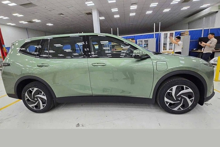 Bên cạnh đó, hãng cũng úp mở về một phiên bản MPV điện dành cho người dùng cá nhân, được cho là VinFast Limo Lux hứa hẹn chia sẻ nền tảng kỹ thuật với Limo Green nhằm tối ưu chi phí sản xuất.