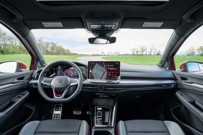 Tuy nhiên, bù lại, Golf lại được đánh giá cao ở khả năng vận hành và thiết kế thể thao đậm chất châu Âu. Toàn bộ các phiên bản Golf tại Việt Nam sẽ chỉ có kiểu dáng hatchback.