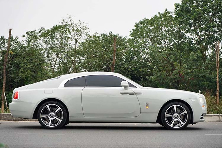 Đến nay, chiếc xe Rolls-Royce Wraith từng của "giang hồ mạng" Huấn hoa hồng đã có thông tin về giá bán mới, theo đó, chiếc xe này hiện có giá chào từ showroom ôtô cũ khiến không ít người giật mình.