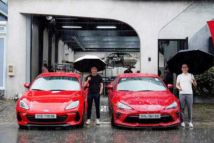 Và đến nay là cặp “song sát” Toyota 86 – Subaru BRZ. Điều này cho thấy doanh nhân phố núi vẫn liên tục làm mới dàn xe của mình, kết hợp hài hòa giữa siêu xe, xe sang và coupe thể thao Nhật Bản đầy cảm xúc.