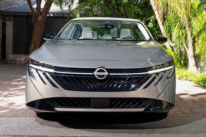 Phần đầu xe được lấy cảm hứng từ các mẫu xe như Ariya hay Murano, với lưới tản nhiệt kiểu mới V-Motion làm nổi bật bằng đèn LED mảnh và bản đen bóng (blackout) trên phiên bản thể thao SR.