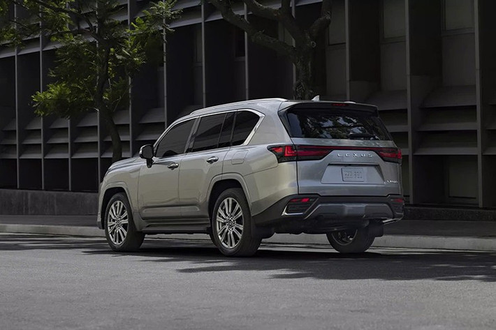 Đây là cách Lexus mang đến cho mẫu xe hybrid flagship này một chút phong cách mạnh mẽ, đồng thời vẫn giữ nguyên những tinh chỉnh về hiệu suất vốn tạo nên sự đặc biệt cho phiên bản F SPORT. Bên cạnh gói nâng cấp mới, Lexus bổ sung màu Manganese Luster vào bảng màu sơn cho phiên bản Overtrail, một tông màu ngoại thất càng làm nổi bật phong cách "chuyến thám hiểm sang trọng" của LX.