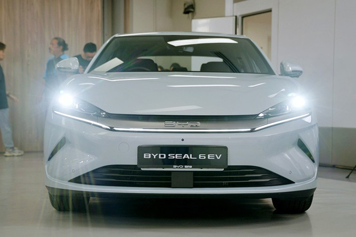 Hai con số tương ứng của bản Premium là 218 mã lực và 330 Nm. Bản Premium có thể tăng tốc từ 0-100 km/h trong 7,5 giây và đạt tốc độ tối đa 180 km/h. BYD Seal 6 sở hữu phạm vi hoạt động 485 km theo tiêu chuẩn NEDC. Với bộ sạc chậm nhanh DC 100 kW, xe có thể sạc pin từ 30% lên 80% trong 23 phút. Sạc chậm AC Type 2 có công suất tối đa 6,67 kW. Xe cũng có tính năng cấp điện cho thiết bị ngoài xe với công suất sạc 3,7 kW.
