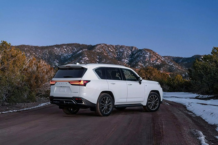 Giá bán LX 2026 xuất xưởng từ nhà máy Toyota Auto Body Yoshiwara, khởi điểm từ 107.950 USD (khoảng 2,82 tỷ đồng), bao gồm cả phí vận chuyển. Con số này khẳng định sứ mệnh của LX: trở thành chiếc Lexus đỉnh cao, một chiếc xe thoải mái cho cả việc di chuyển đến các buổi tiệc tùng hay chinh phục những cung đường đồng quê.