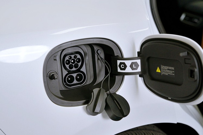 Dù ở phiên bản nào, xe cũng dùng mô-tơ điện nằm trên cầu sau và pin Blade LFP dung lượng 56,64 kWh. Mô-tơ điện tạo ra công suất tối đa 129 mã lực và mô-men xoắn cực đại 220 Nm ở bản Dynamic, cho phép tăng tốc từ 0-100 km/h trong 10,9 giây trước khi đạt tốc độ tối đa 160 km/h.