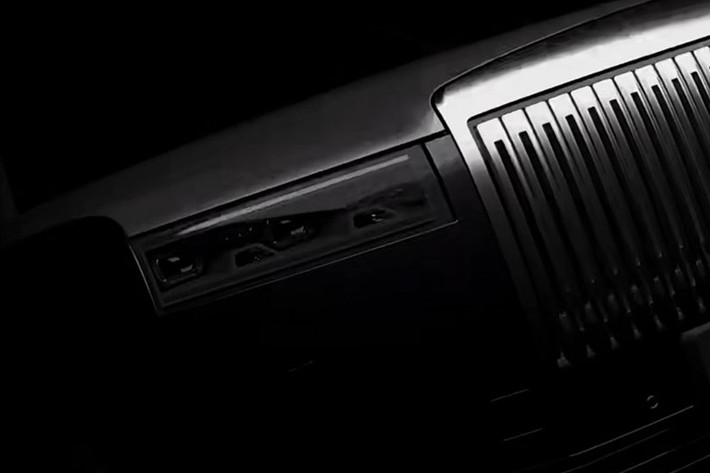 Những bức ảnh thực tế còn cho thấy ngay cả tỷ lệ tổng thể của Rolls-Royce Cullinan cũng bị sao chép. Kung kính dựng đứng, viền cửa sổ mạ crôm dày ở cột D và bộ mâm đa chấu bóng loáng cỡ lớn, tất cả đều "tố cáo" việc hãng Dreame nhái Rolls-Royce.