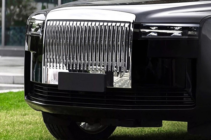 Tuy nhiên, tin buồn là mẫu SUV hạng sang của Trung Quốc này lại giống Rolls-Royce Cullinan hơn người ta tưởng. Thiết kế của xe gần như được bê nguyên từ mẫu SUV siêu sang Anh quốc, từ lưới tản nhiệt khổng lồ mạ crôm với nan dọc, đèn pha hình chữ nhật, đuôi xe vuông vức cho đến đèn hậu đặt dọc.