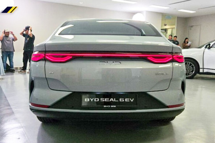 Mức giá xe BYD Seal Dynamic và Premium bán ra tại thị trường Malaysia từ 100.000 - 115.800 RM (khoảng 630 - 753 triệu đồng). So với Seal vốn có giá từ 171.800 – 191.800 RM ở Malaysia, BYD Seal 6 rẻ hơn đáng kể.