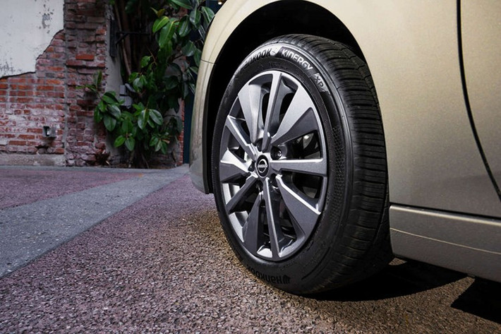 Trên phiên bản SR, Nissan Sentra 2026 sẽ có thêm cánh gió cốp, bệ cửa màu đen, mâm xe 18 inch và mui xe hai tông màu cá tính hơn cho người ùng trẻ tuổi.