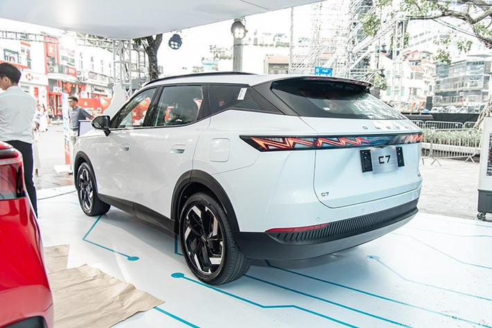 Tiếp theo đó là mâm hợp kim 19 inch với thiết kế khí động lực học, kính sau dốc sâu và cụm đèn hậu LED nằm vắt ngang phía sau xe. Cụm đèn hậu này đi kèm họa tiết tia sét khá bắt mắt bên trong. Xe sở hữu đủ cảm biến trước/sau, hệ thống camera toàn cảnh có khả năng soi gầm...